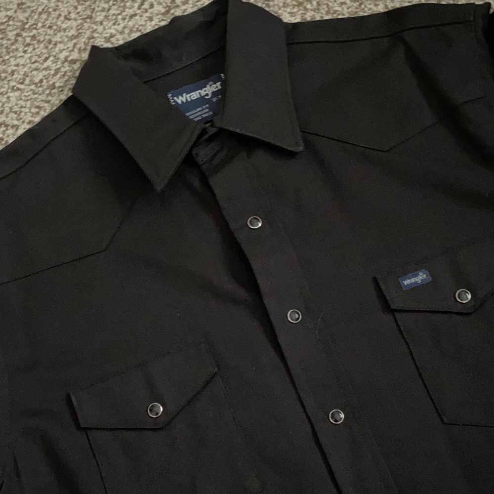 Wrangler Men's Black Western Regular Fit Pearl Snap X-Long Tails Shirt. 17-35